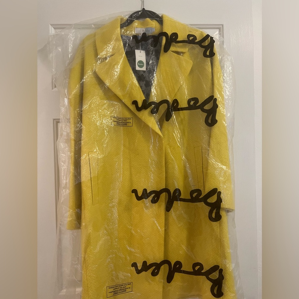 This a beautiful mid length Boden New ! Coat 🧥  is mid length. Yellow